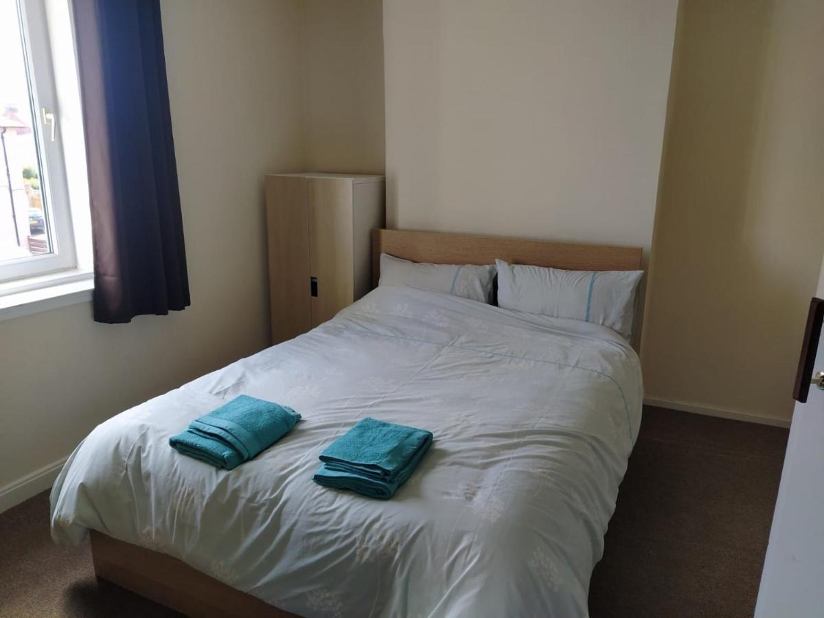 Self Catering 2 Bedroom Flat, Frequent Buses, 1-Minute Walk To Bus Stop, 20 Minutes To City Center エディンバラ エクステリア 写真