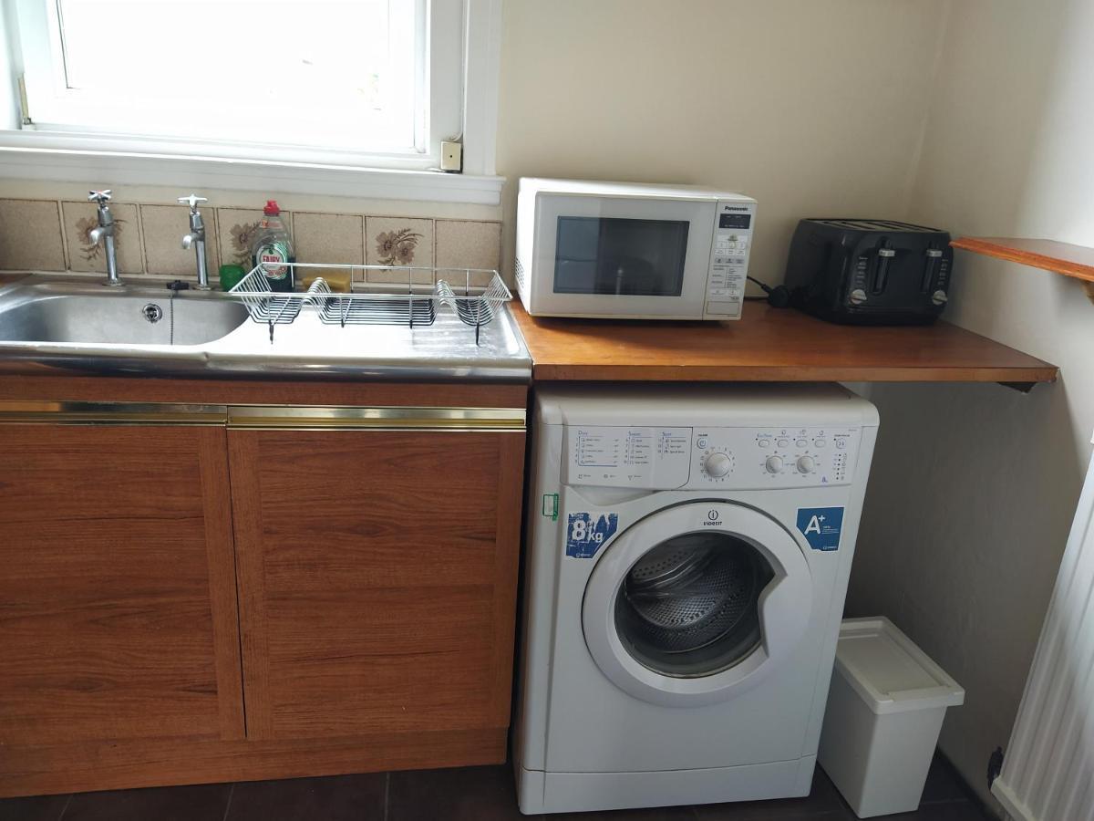 Self Catering 2 Bedroom Flat, Frequent Buses, 1-Minute Walk To Bus Stop, 20 Minutes To City Center エディンバラ エクステリア 写真