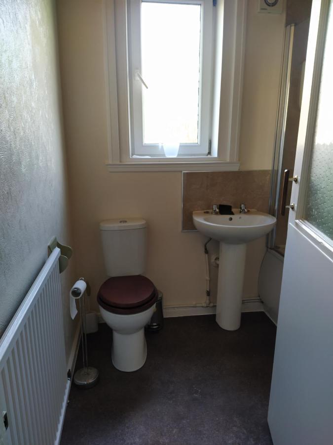 Self Catering 2 Bedroom Flat, Frequent Buses, 1-Minute Walk To Bus Stop, 20 Minutes To City Center エディンバラ エクステリア 写真
