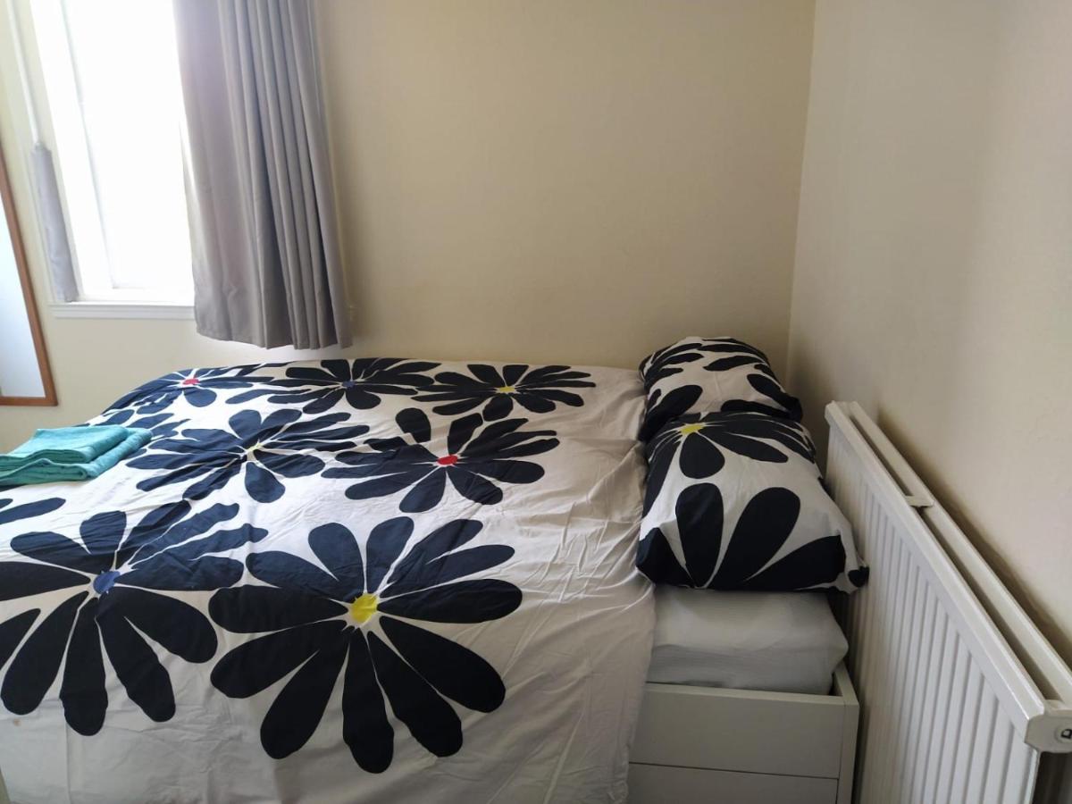 Self Catering 2 Bedroom Flat, Frequent Buses, 1-Minute Walk To Bus Stop, 20 Minutes To City Center エディンバラ エクステリア 写真